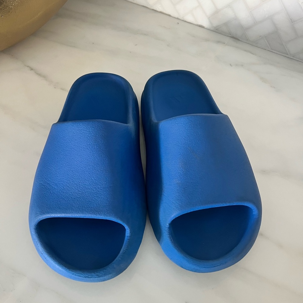 YEEZY SLIDES